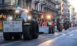 İtalyan çiftçiler Milano sokaklarında traktörlerle eylem yaptı