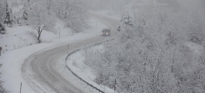 Kar ve tipi nedeniyle bazı yollar ulaşıma kapandı