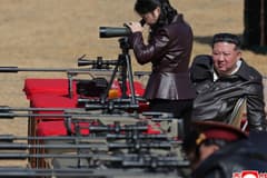 Kim Jong Un üst düzey yetkililere keskin nişancı tüfeği hediye etti