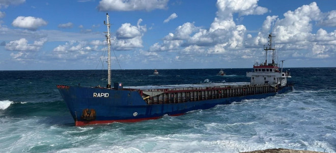 Kocaeli’de kargo gemisi karaya oturdu