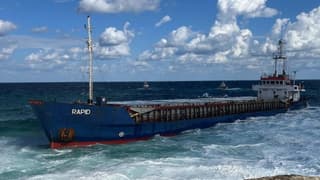 Kocaeli’de kargo gemisi karaya oturdu