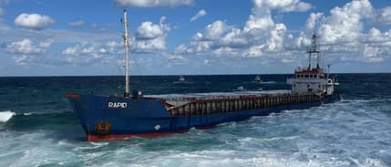 Kocaeli’de kargo gemisi karaya oturdu