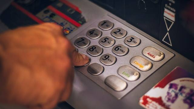 Komisyon karşılığı banka hesabı kiralayanlara operasyon