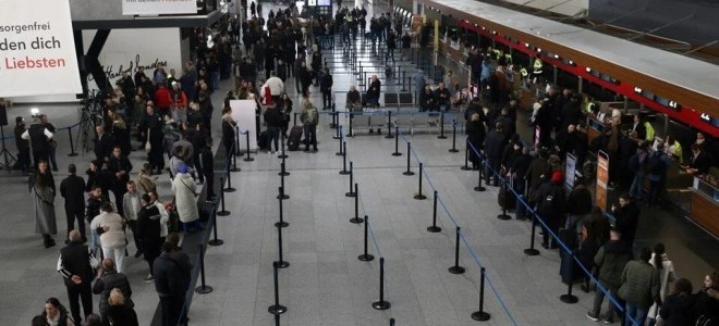 Kosovalılar Schengen Bölgesi'ni vizesiz seyahat etmeye başladı