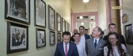 Kraliçe 2. Elizabeth'in oğlu Prens Edward, Kabataş Erkek Lisesi'ni ziyaret etti