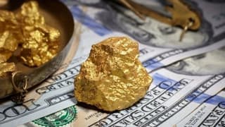 Küresel borsalar çalkalanırken altın parlıyor