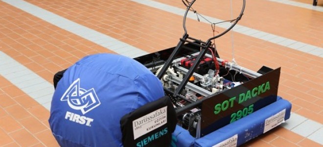 Liseliler Tasarladıkları Robotları Yarıştırdı