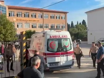 Manisa'da okul önünde silahlı saldırı: Yaralı öğrenciler var
