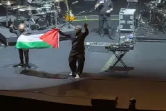 Massive Attack üyeleri Singapur'da Filistin bayrağı açtıkları için gözaltına alındı