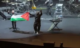 Massive Attack üyeleri Singapur'da Filistin bayrağı açtıkları için gözaltına alındı