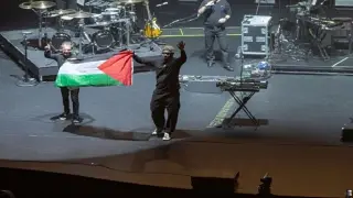 Massive Attack üyeleri Singapur'da Filistin bayrağı açtıkları için gözaltına alındı
