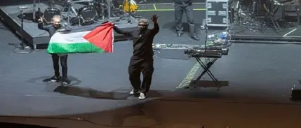 Massive Attack üyeleri Singapur'da Filistin bayrağı açtıkları için gözaltına alındı