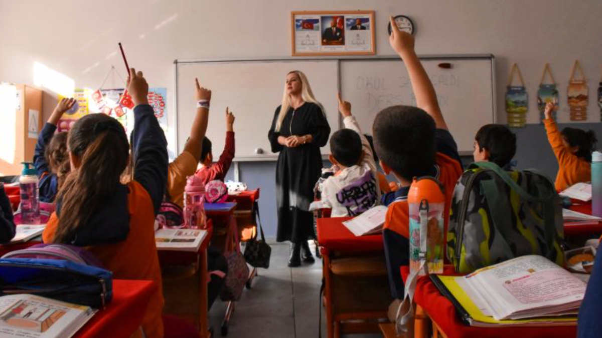 MEB, 81 ile genelge gönderdi: Öğretmene önlük, veliye randevu şartı getirildi