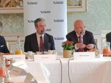Mehmet Şimşek, Paris’te Fransız iş dünyasıyla buluştu