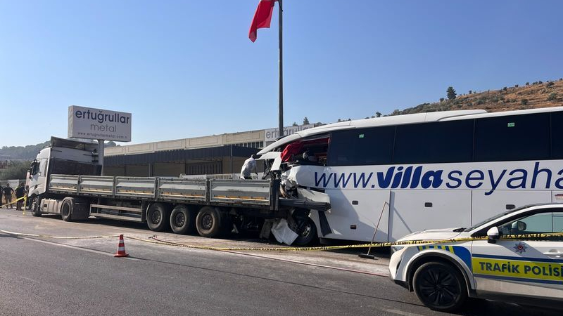 Muğla'da otobüs TIR'a çarptı: 4 kişi hayatını kaybetti