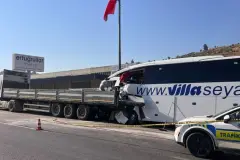 Muğla'da otobüs TIR'a çarptı: 4 kişi hayatını kaybetti