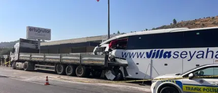 Muğla'da otobüs TIR'a çarptı: 4 kişi hayatını kaybetti