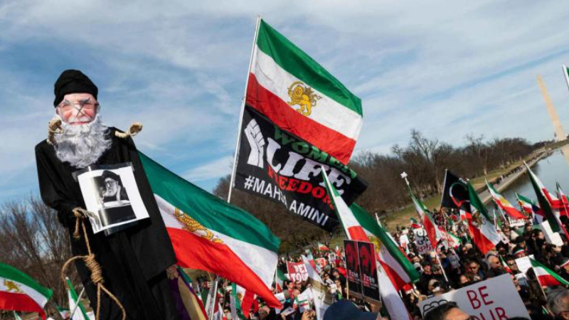 Muhalif halk da ayaklanırsa rejim mi devlet mi çöker?