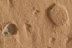 NASA Mars'ta gizemli delikler buldu
