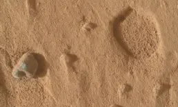NASA Mars'ta gizemli delikler buldu