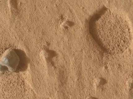 NASA Mars'ta gizemli delikler buldu