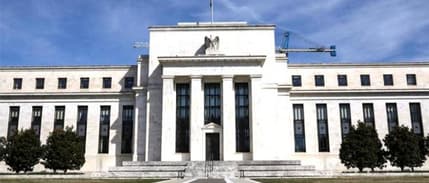 Navarro: Fed faizleri 100 baz puan düşürmeli