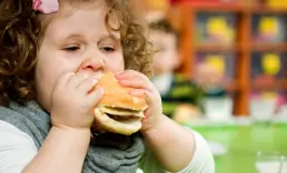 Okul kantinleri ve yetersiz fiziksel aktivite obeziteyi tetikliyor