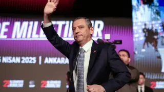 Özgür Özel, CHP'den istifa etti