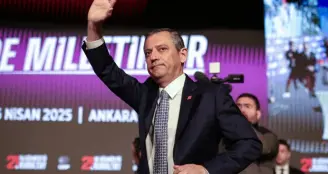 Özgür Özel, CHP'den istifa etti