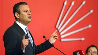 Özgür Özel'den CHP genel merkezinde birlik mesajı