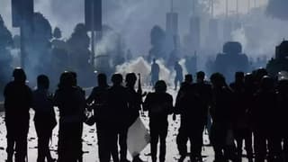 Pakistan'da ordu sokağa indi: Sokağa çıkma yasağı ilan edildi