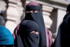 Peçe ve burkayı yasakladılar