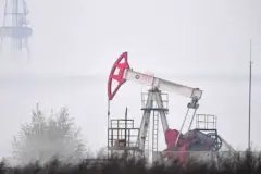Petrol 100 doların üzerini gördü