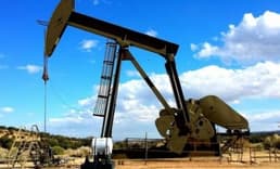 Petrol fiyatları beklenen üretim kısıtlamasıyla yükseldi