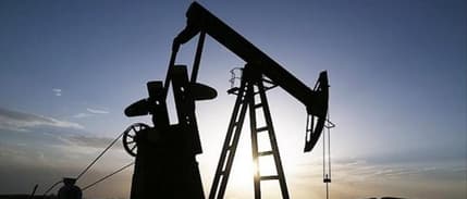 Petrol fiyatları rekor üretim ve kısıntı arasına sıkıştı