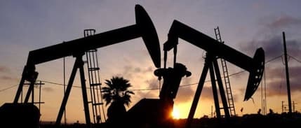 Petrol fiyatları yükseldi, altın yatay