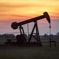 Petrol, Hürmüz'deki saldırıların ardından arz endişeleriyle yükseldi