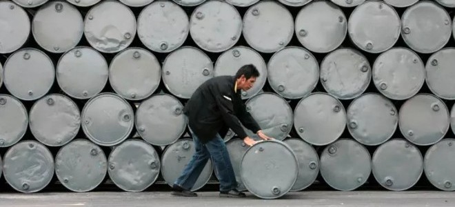 Petrolden çıkan para iki farklı sektöre kayıyor