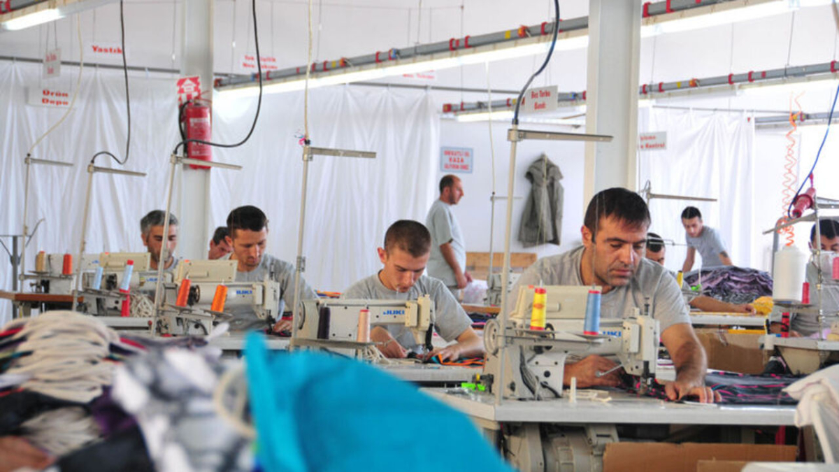 Resmi Gazete'de yayımlandı: İstihdamını koruyan işletmelere prim ve kredi desteği