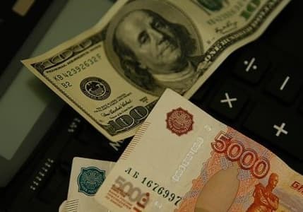 Rusya, nakit döviz çekimine yönelik kısıtlamaları uzattı
