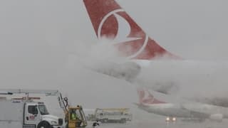 Sabiha Gökçen'de uçuşlara kar engeli