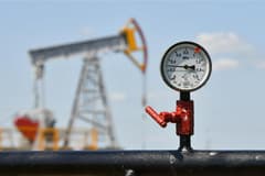 Sahada savaş, piyasalarda belirsizlik: Petrol aylık bazda rekora gidiyor