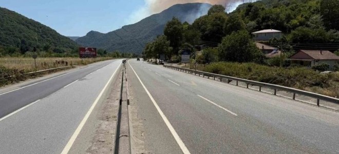 Sakarya’da D-650 kara yolu trafiğe kapatıldı