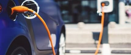 Şarj istasyonları elektrikli araçların önünde koşuyor