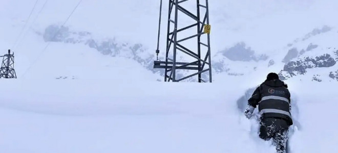 Şırnak'ta bir metreyi bulan karda enerji nöbeti