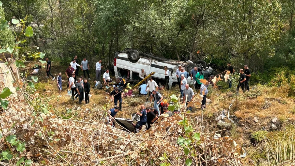 Sivas'ta yolcu minibüsü devrildi: 4 kişi hayatını kaybetti