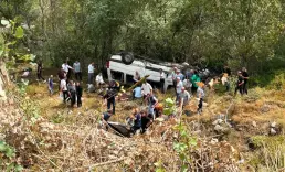 Sivas'ta yolcu minibüsü devrildi: 4 kişi hayatını kaybetti