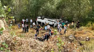 Sivas'ta yolcu minibüsü devrildi: 4 kişi hayatını kaybetti