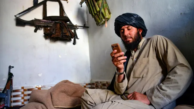 Taliban'dan akıllı telefon kararı: 