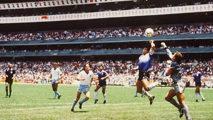 Tanrı'nın eli ve Yüzyılın golü: Maradona hatırası 3,3 milyon dolara satıldı